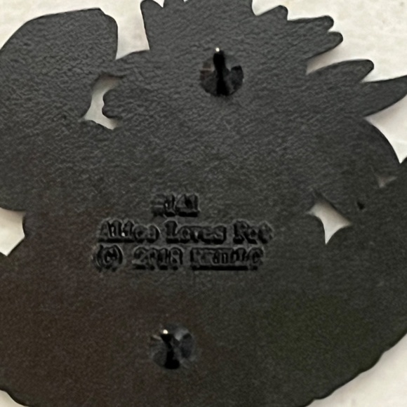 Alice In Wonderland Loves Her Pot Pin Brooch Disney Fan Art - Picture 6 of 8